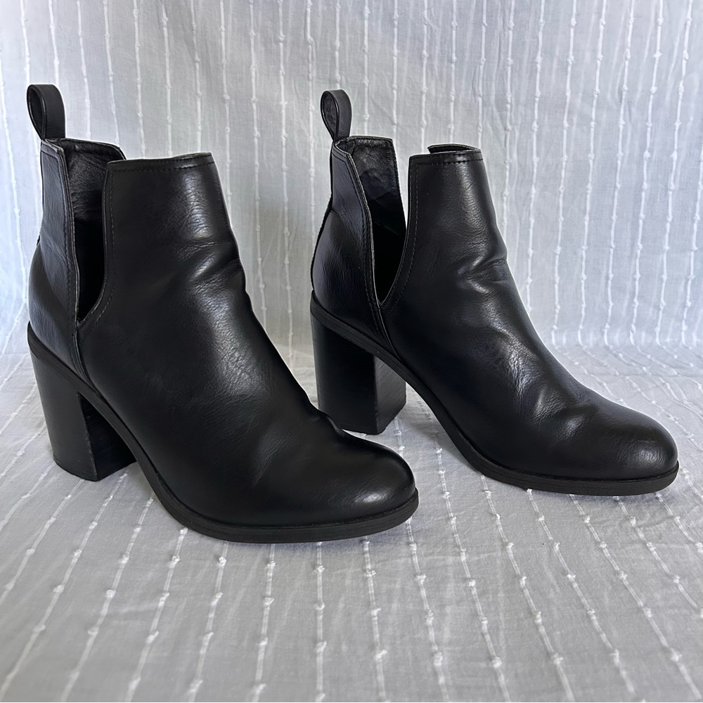 Steve Madden Black Ankle Boot, 3.25” block heel bootie, Slit size, 7 women